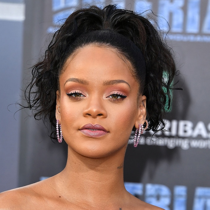¿Tez oscura? Rihanna te da las claves para potenciar tu mirada con estos 3 maquillajes