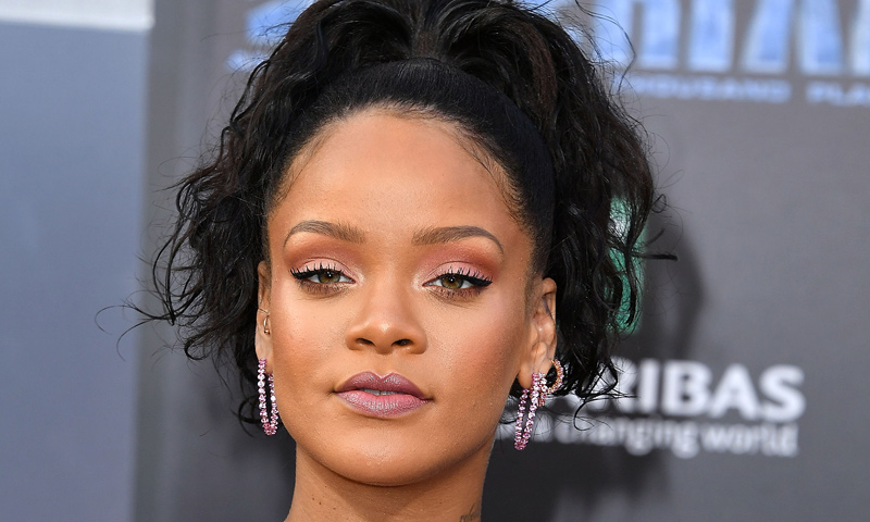 ¿Tez oscura? Rihanna te da las claves para potenciar tu mirada con estos 3 maquillajes