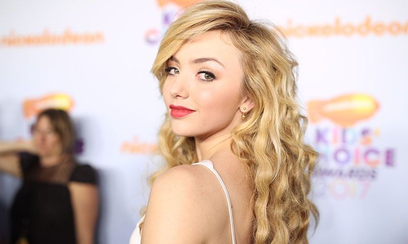 Logra unas ondas al agua perfectas siguiendo el ejemplo de Peyton List