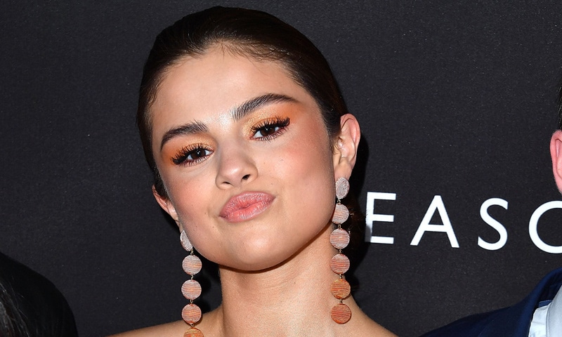Escoge uno de estos 3 llamativos maquillajes de Selena Gomez 