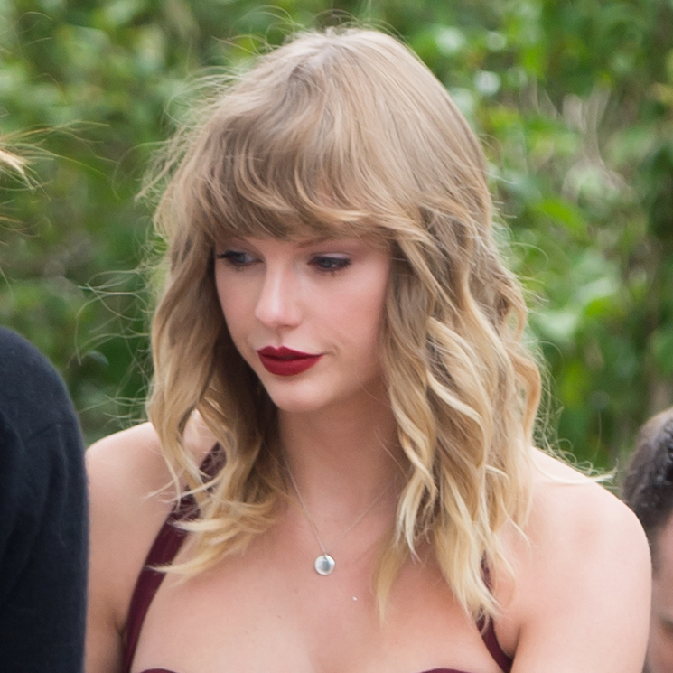 Cinco técnicas para conseguir las ondas de Taylor Swift sin aplicar calor a tu cabello