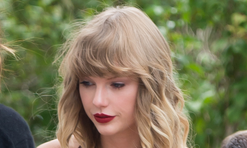 Cinco técnicas para conseguir las ondas de Taylor Swift sin aplicar calor a tu cabello