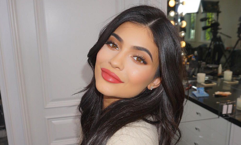 Las razones de Kylie Jenner y otras 'celebs' para recurrir a la cirugía estética
