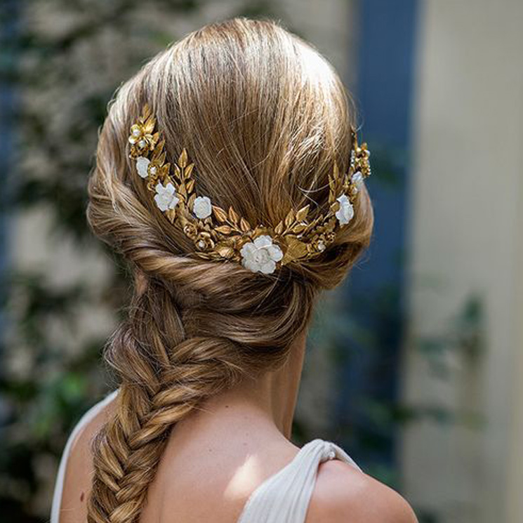 Velo, flores, broches... Siete peinados de novia para combinar con tu tocado