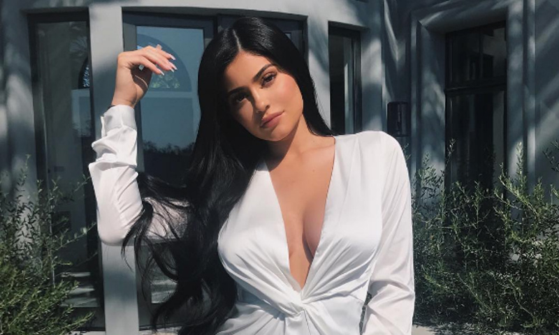 ¿Cómo cuida Kylie Jenner sus extensiones? Aquí tienes una guía básica para mantenerlas perfectas