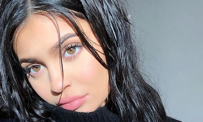 Ni te imaginas el producto que utiliza Kylie Jenner como prebase de su maquillaje