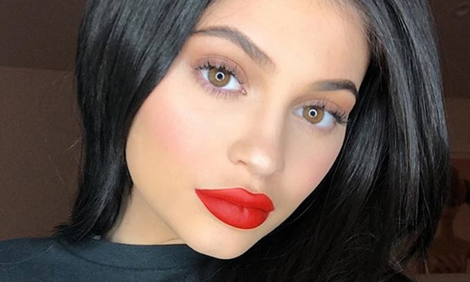 Conoce cuáles son las barras de labios rojas que adoran Kylie Jenner y cía