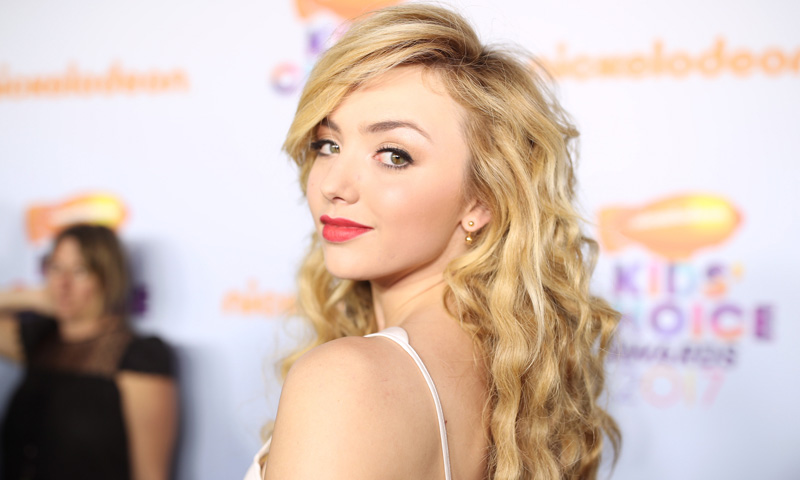 Peyton List pone a prueba el accesorio que arrasa en las pasarelas