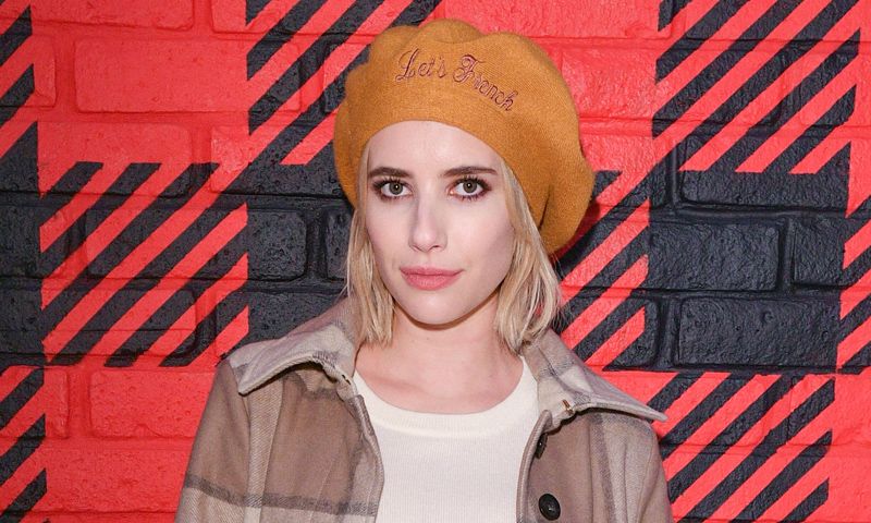 Las ondas despeinadas de Emma Roberts y cinco peinados más para combinar con tu gorro