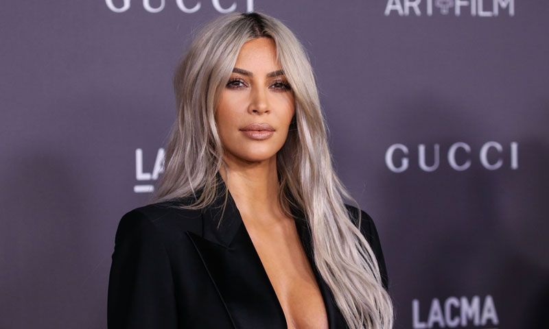 Kim Kardashian cae rendida ante el tratamiento de belleza que triunfa en Hollywood