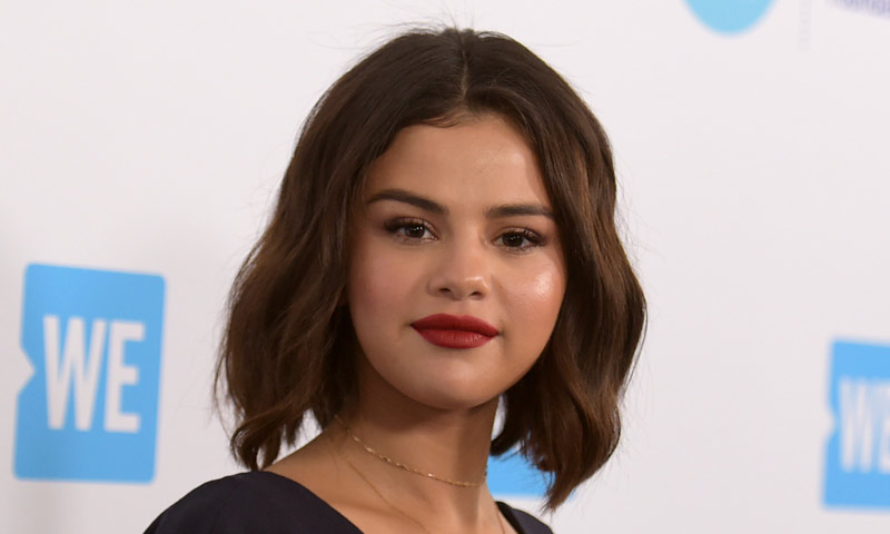 Selena Gomez cambia de 'look' (de nuevo) en su último videoclip