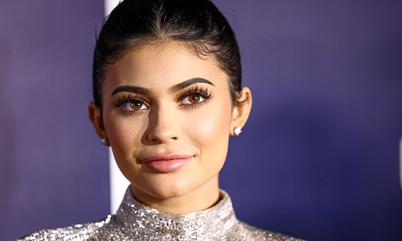 Kylie Jenner frente al espejo: su rutina de maquillaje en ¡más de 30 pasos!