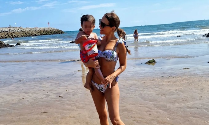 Paula Echevarría posa en bikini junto a su hijo