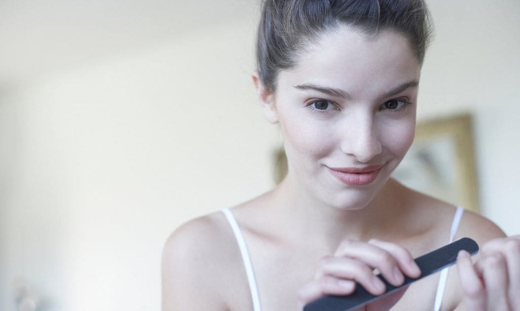 Este es el motivo de tener manchas blancas en las uñas y así puedes eliminarlas