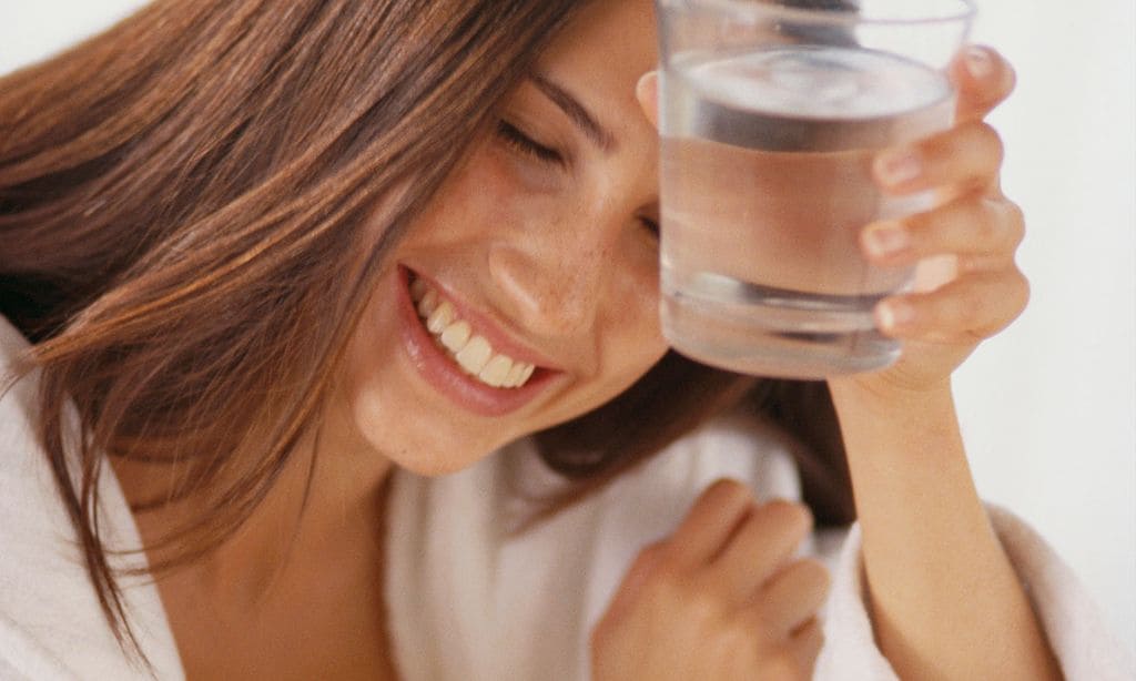 ¿Cuánta agua hay que beber al día para tener un vientre plano según los expertos?