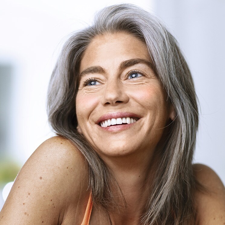 Hormonas, piel y cremas: cómo adaptar tu rutina 'beauty' a partir de los 50, según una experta