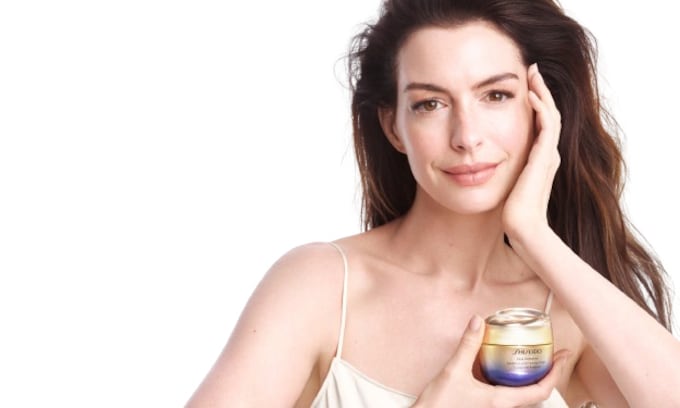 Anne Hathaway, la embajadora de Shiseido, nos revela sus trucos para envejecer sin miedo