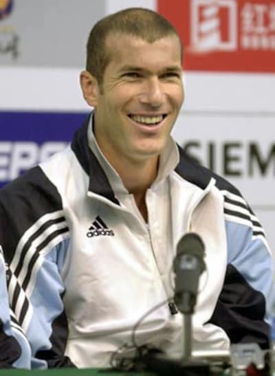 Zinedine Zidane pone su rostro a una gama de productos cosméticos