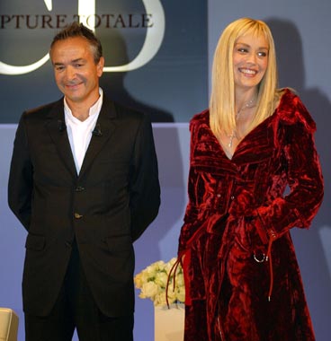 Sharon Stone presenta en París una nueva línea de cosméticos antiedad