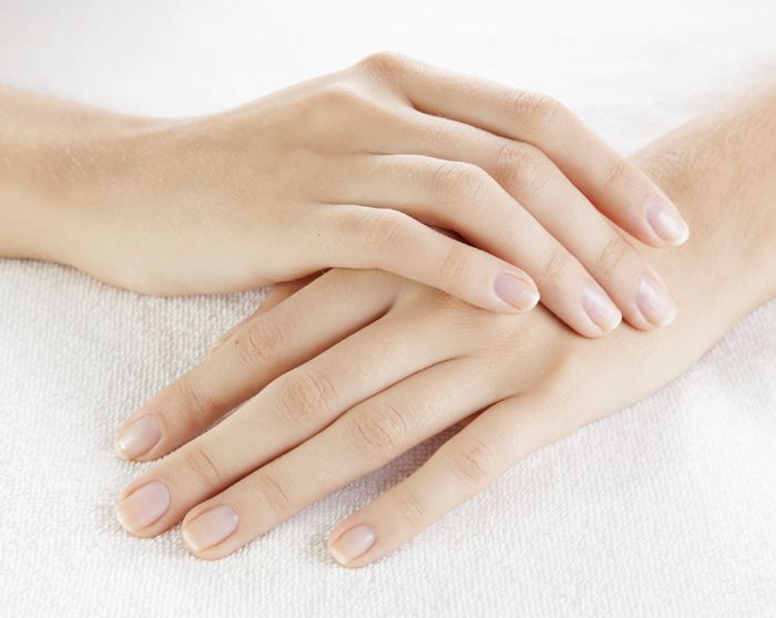 manchas en las uñas delos pies por esmalte