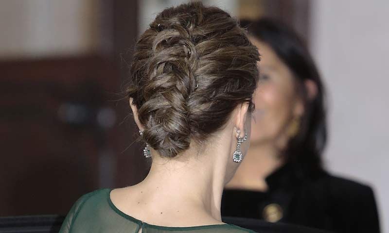 La Reina Letizia sorprende con un recogido trenzado en su visita a Portugal