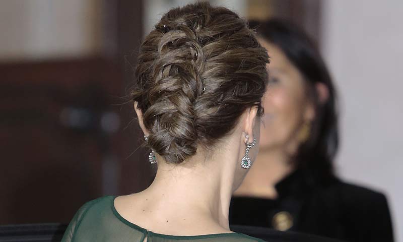 La Reina Letizia sorprende con un recogido trenzado en su visita a Portugal