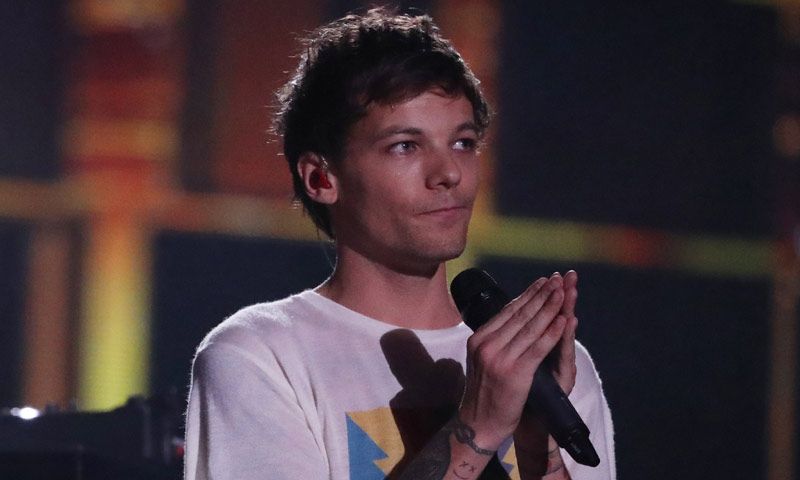 La emotiva actuación de Louis Tomlinson en pleno duelo por la muerte de su madre