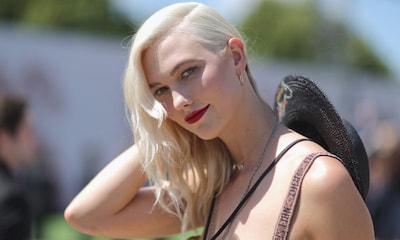 Karlie Kloss cambia de 'look' y se apunta al 'ice blonde'