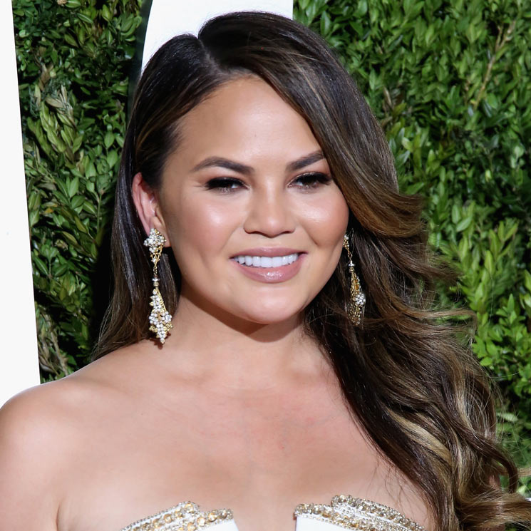 Cambio de 'look': Chrissy Teigen nos demuestra que el rubio es el color del verano