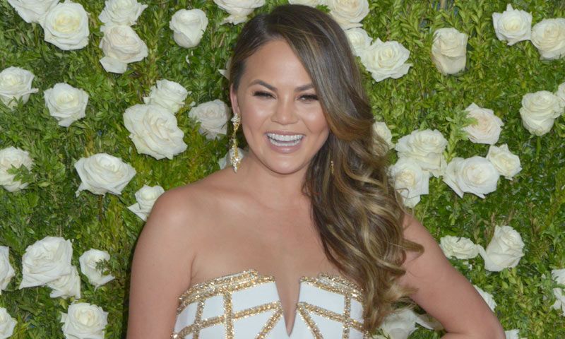 Cambio de 'look': Chrissy Teigen nos demuestra que el rubio es el color del verano