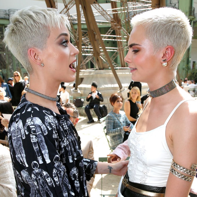 La divertida imagen de Katy Perry y Cara Delevingne, convertidas en gemelas por su corte de pelo