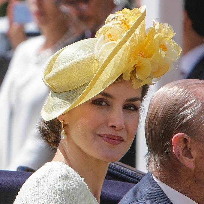 La reina Letizia estrena su peinado más español, el moño caracola 