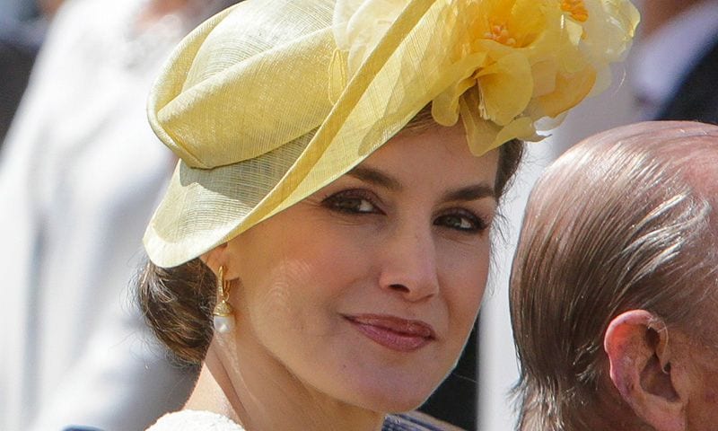 La reina Letizia estrena su peinado más español, el moño caracola