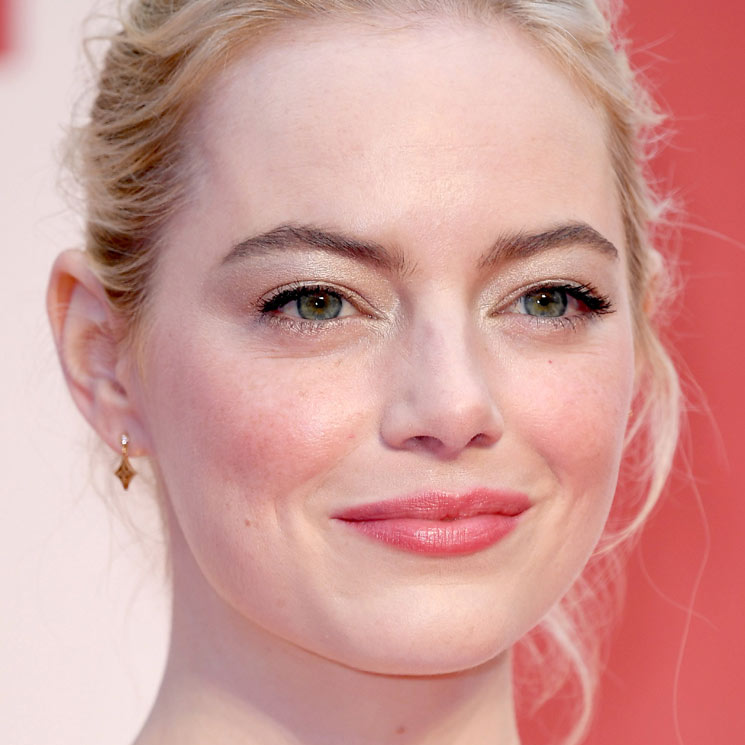 Con extensiones y rubia platino, Emma Stone como nunca la habíamos visto