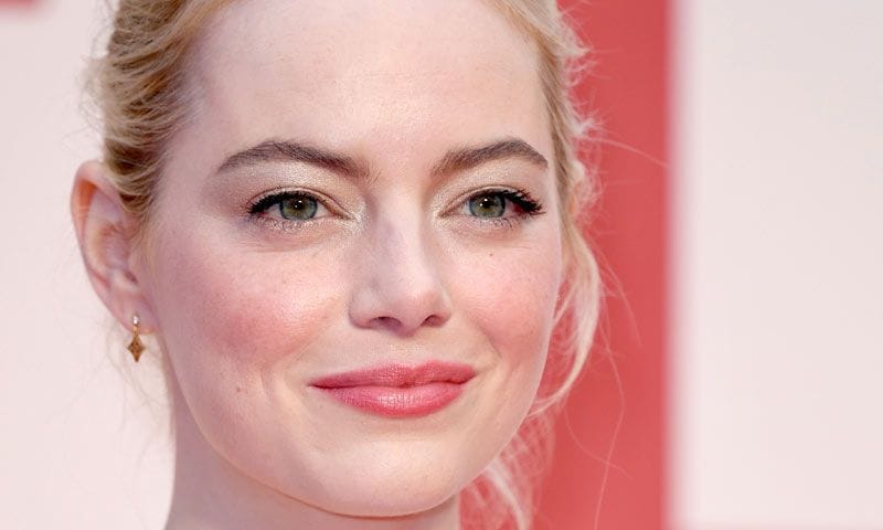 Con extensiones y rubia platino, Emma Stone como nunca la habíamos visto