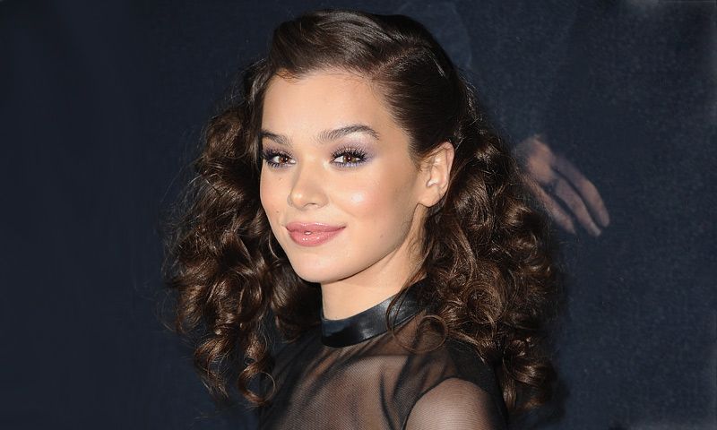 Hailee Steinfeld y su truco definitivo para lucir unas 'ondas disco'