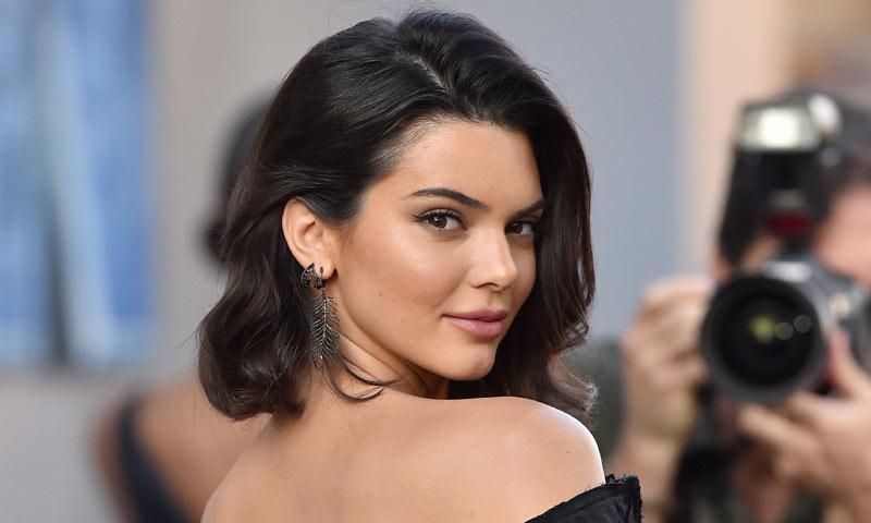 Lavarse la cara hasta tres veces al día: ¿acierta Kendall Jenner con ritual anti-imperfecciones?