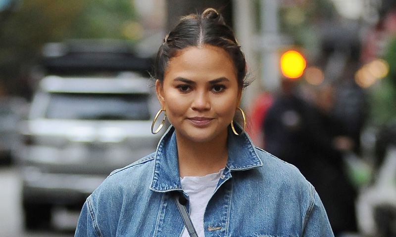 Chrissy Teigen utiliza el mismo truco que Blanca Suárez para tener buen aspecto sin maquillaje