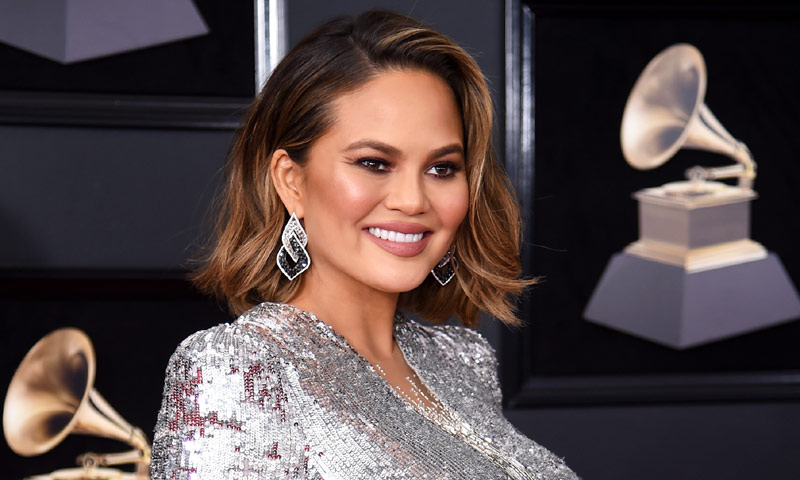 Solo necesitas 3 pasos para conseguir las ondas de Chrissy Teigen en los Grammy