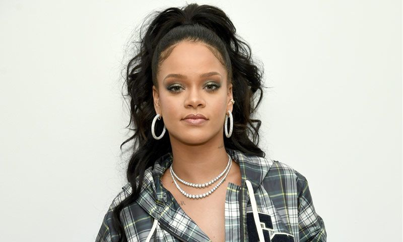 ¿Sabes cuál es el cosmético sin el que Rihanna no sale de casa?