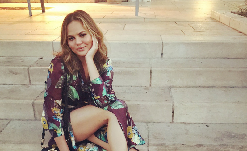 ¿Con qué ingrediente Chrissy Teigen sustituye a la hidratante corporal?