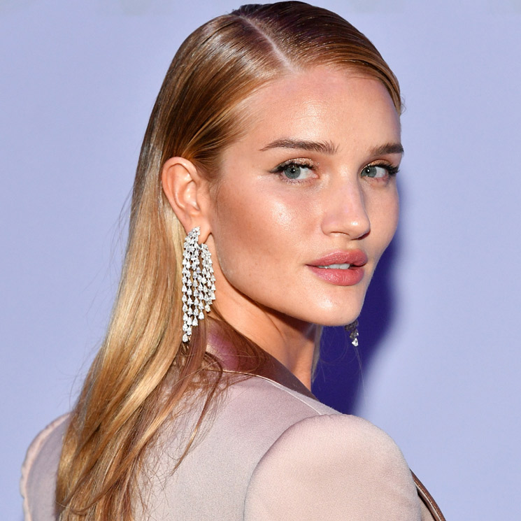 Rosie Huntington-Whiteley sorprende con su flequillo de inspiración Bardot