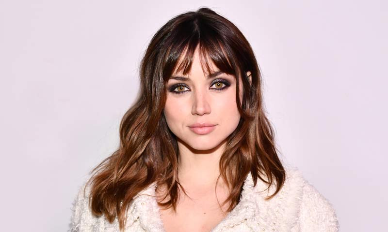 Ana de Armas o por qué el flequillo es una buena opción para los rostros ovalados