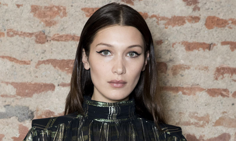 Bella Hadid juega al despiste con su nuevo flequillo