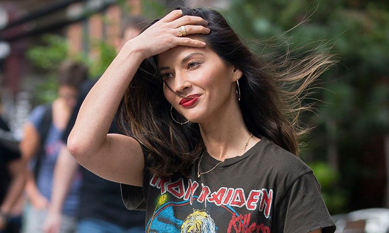 Así es como Olivia Munn, la maestra de los peinados fáciles, logra por 6 € que su tinte brille más