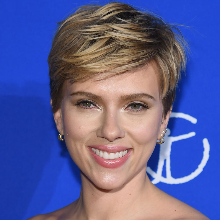 Scarlett Johansson cambia de look y abandona su melena rubia