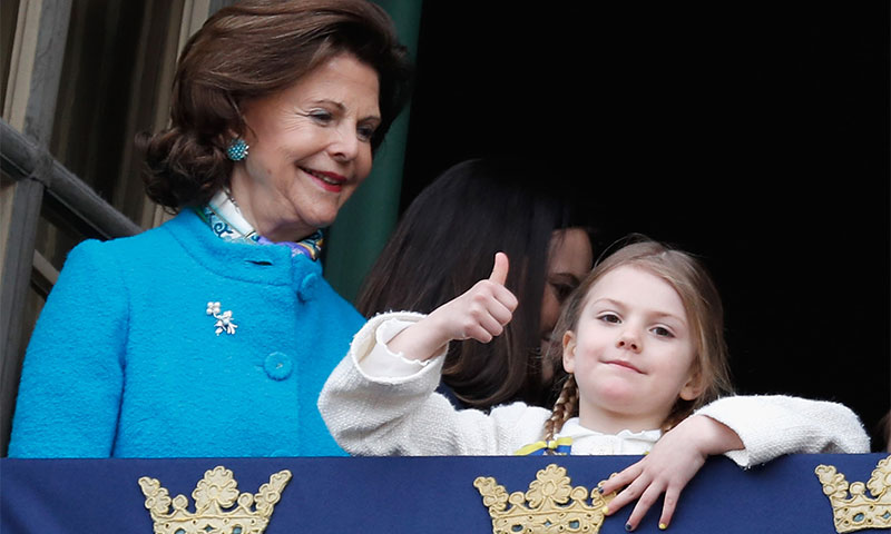 El gesto más divertido de Estelle de Suecia: hacerse la manicura con los colores de su país