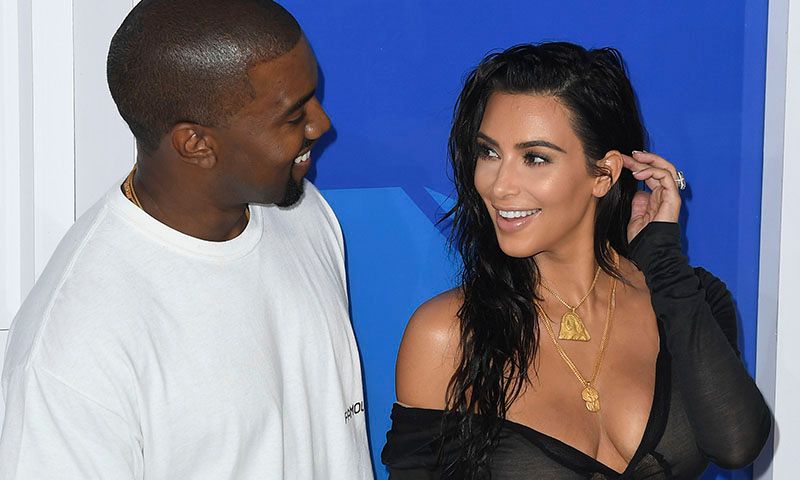 El regalo de aniversario más original de Kim Kardashian: vuelve al rubio por Kanye