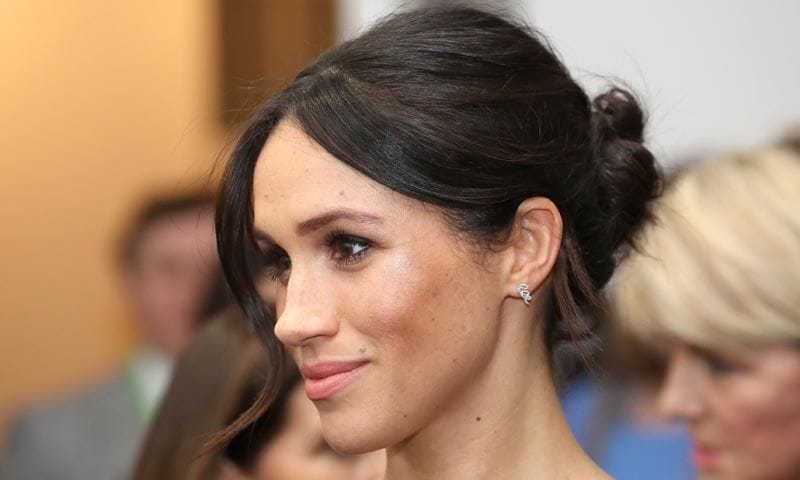 ¿Cómo consigue Meghan Markle el efecto 'chrome' de su maquillaje?