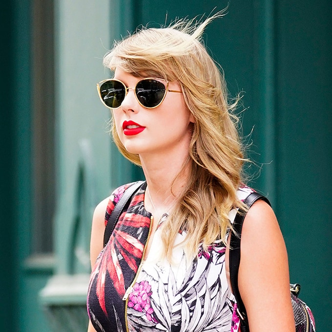 La técnica de Taylor Swift para que su pintalabios rojo dure más